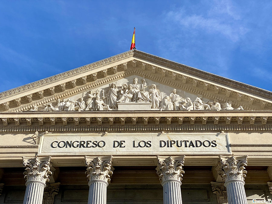 Cose insolite da scoprire a Madrid: scultura della Libertà sul frontone del Congresso dei Deputati