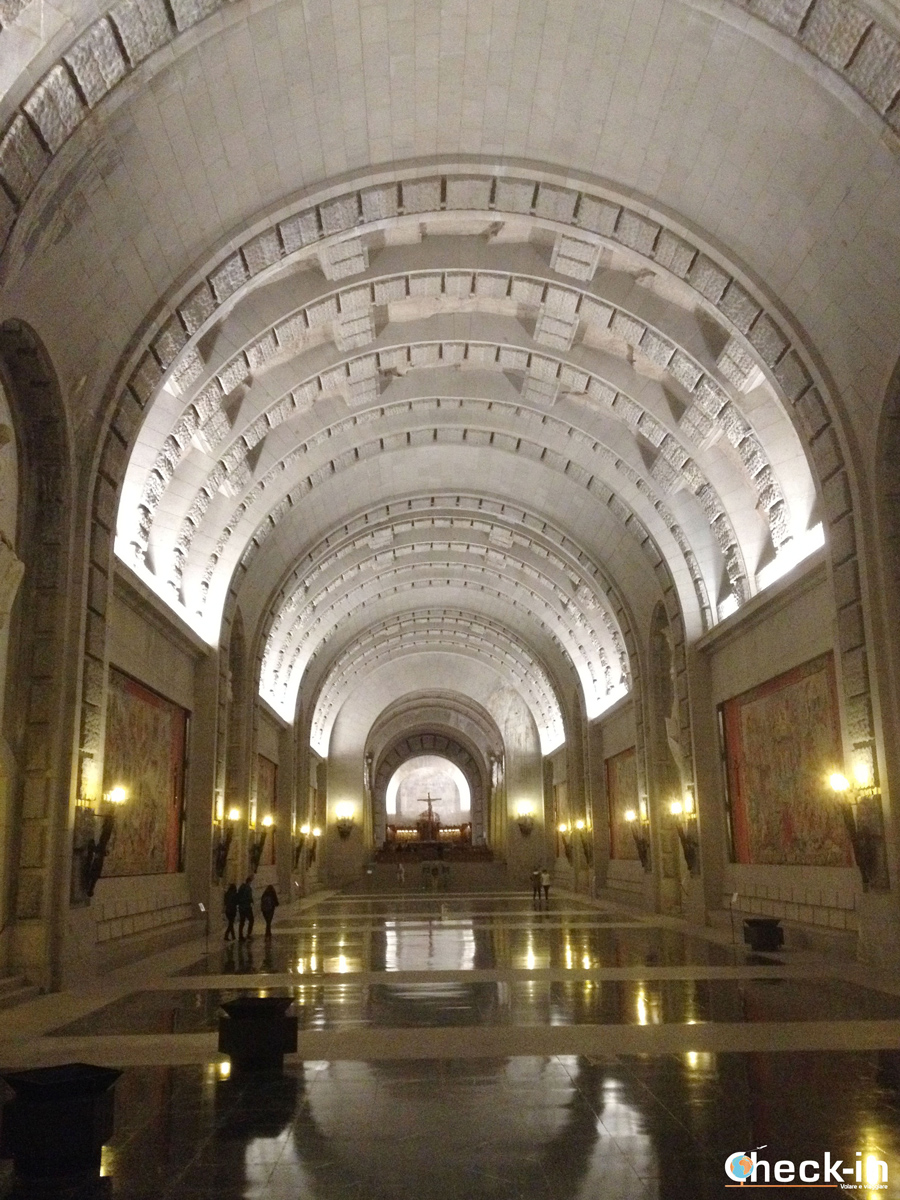 Valle de los Caídos: la grande navata centrale dell'Abbazia - Gita fuori porta da Madrid