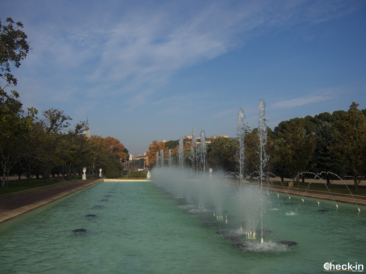 Giochi d'acqua nel cuore del Paseo San Sebastián del Parque Grande di Saragozza - Aragona, Spagna