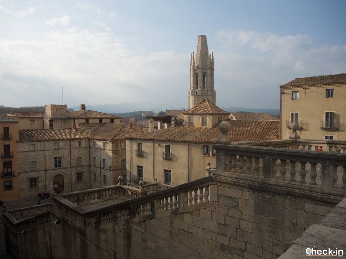 Scorci di Girona: la torre di Sant Feliu vista dalla scalinata davanti alla Cattedrale