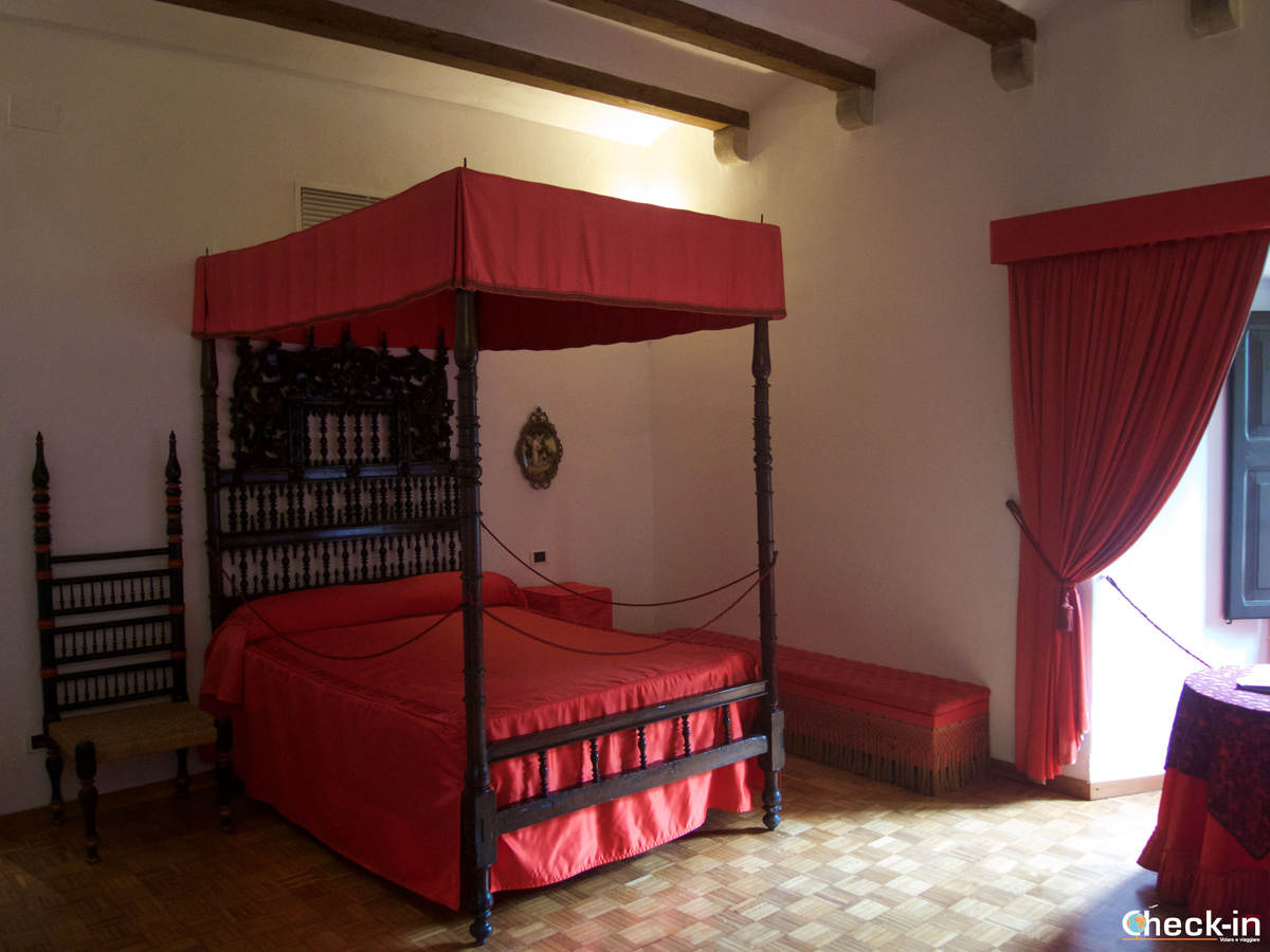 La camera degli ospiti nel Castello Gala-Dalí di Púbol