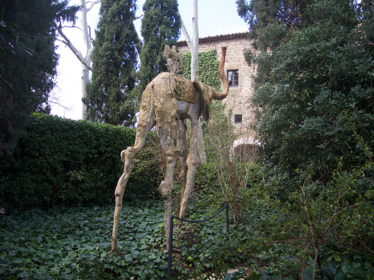 Statue nel giardino del Castello Gala-Dalí di Púbol