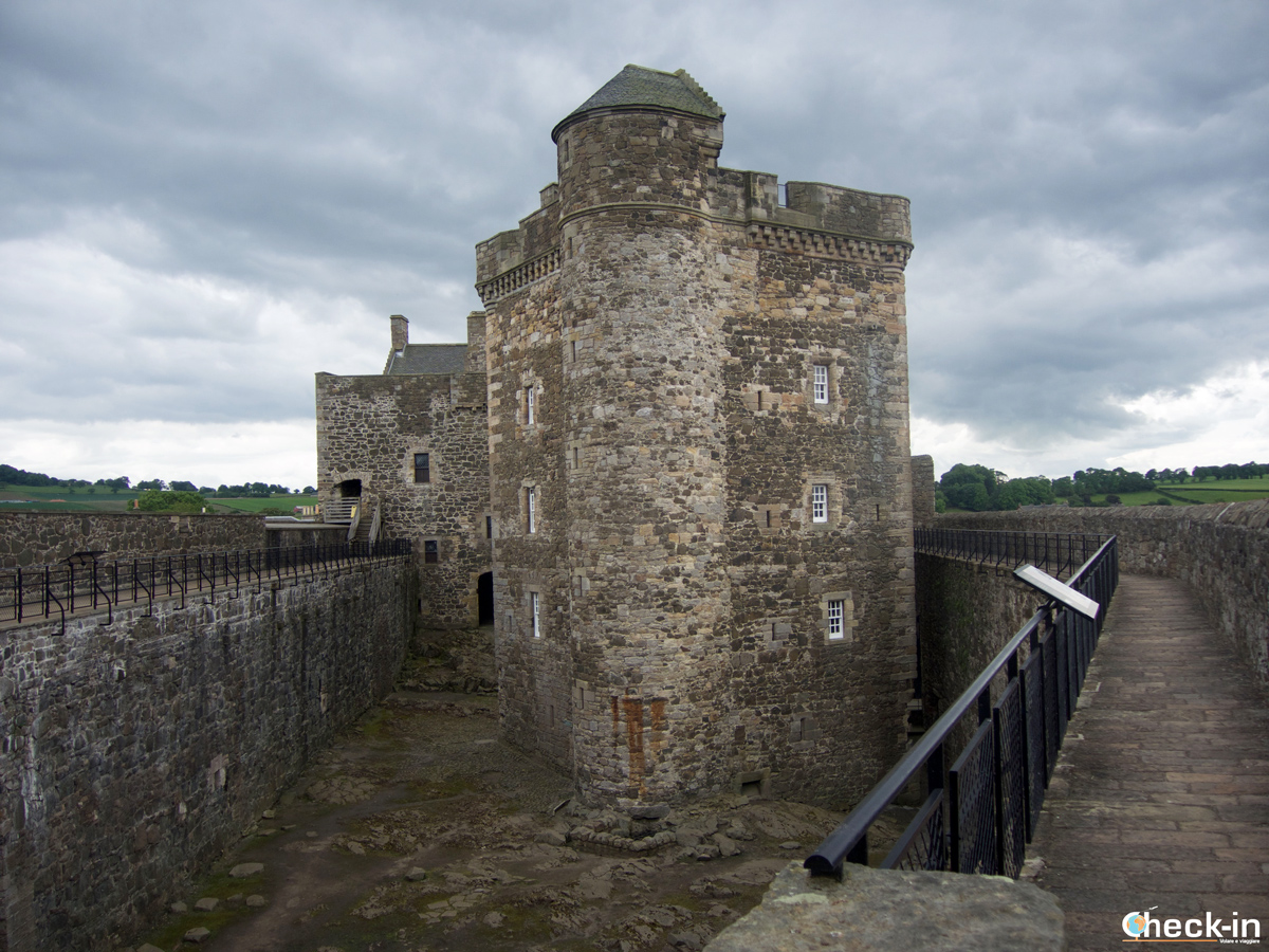 Vista frontale di Blackness Castle, location della serie tv "Outlander"