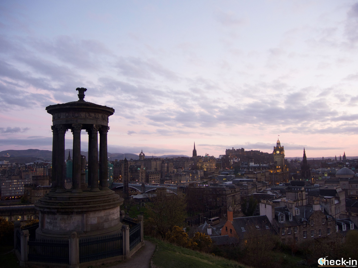 Visit Edinburgh and its panoramic viewpoints: the Dugald Stewart Monument on Calton Hill