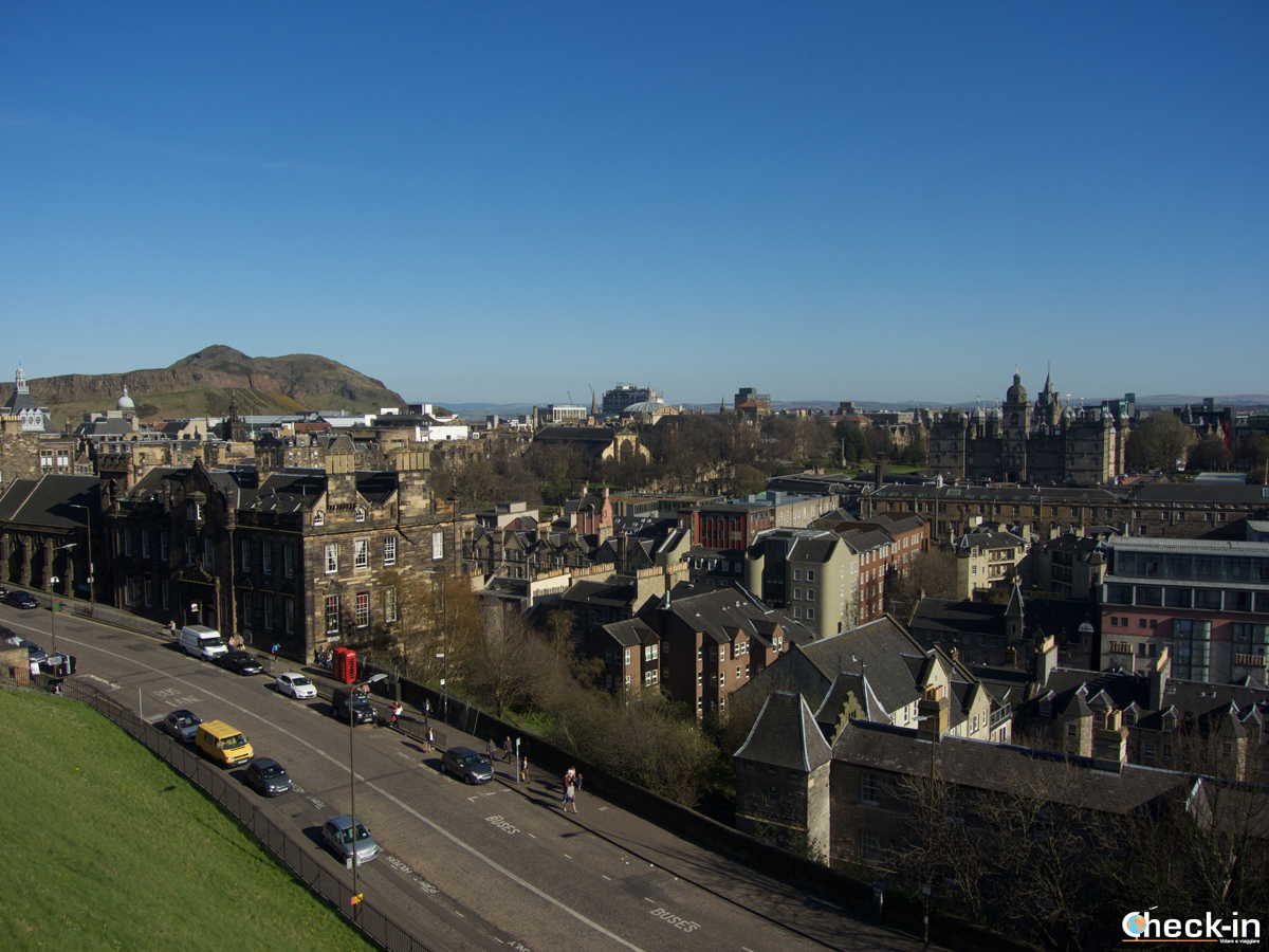 Visit Edinburgh and tis panoramic viewpoints: the Old Town as seen from Castle Rock