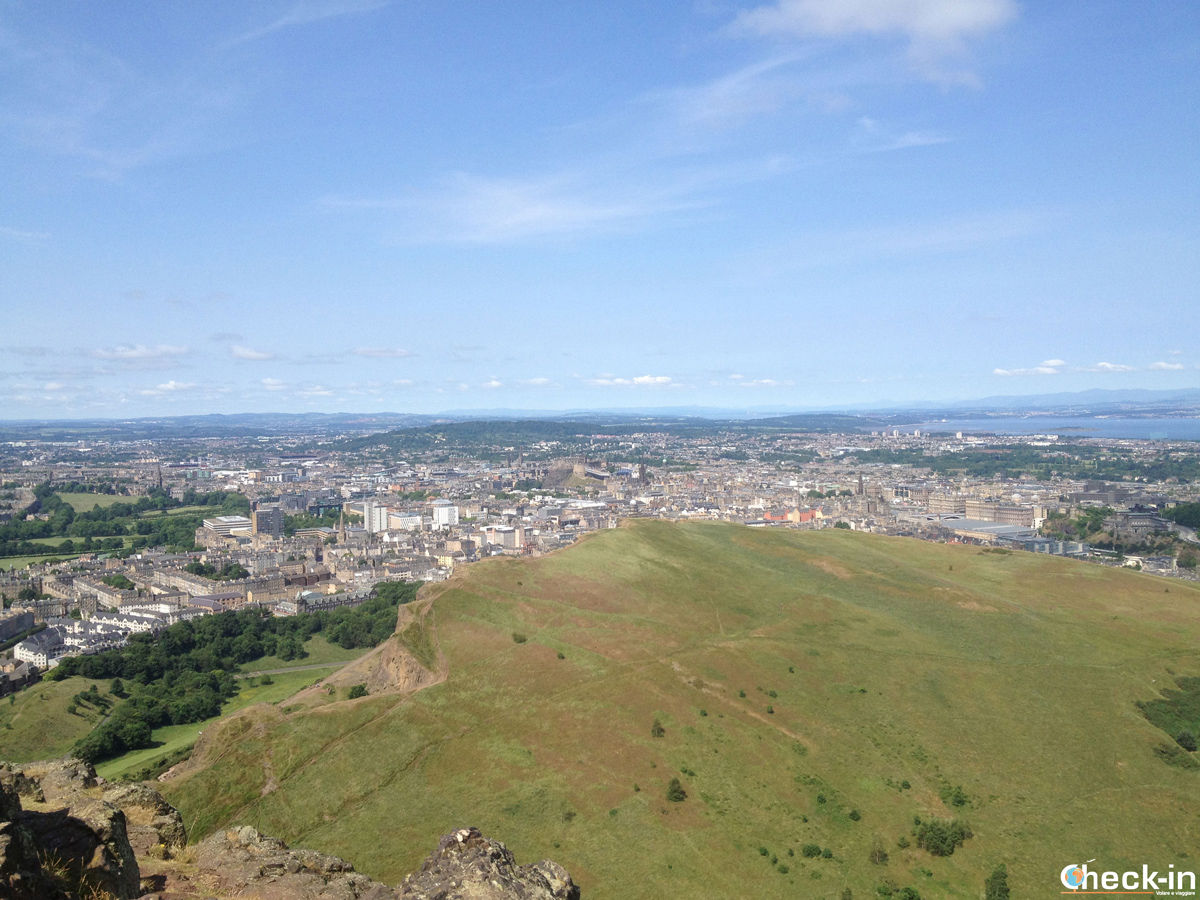 Visit Edinburgh and tis panoramic viewpoints: from the top of Arthur's Seat
