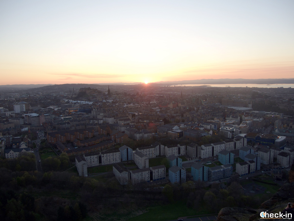 Visit Edinburgh and tis panoramic viewpoints: the Salisbury Crags in Holyrood Park