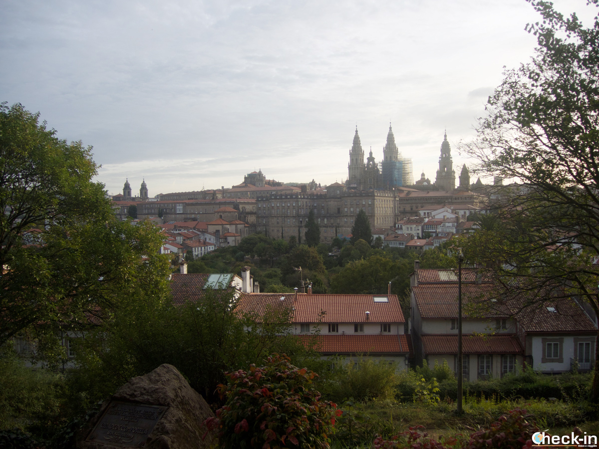 Panorama con la Cattedrale di Santiago di Compostela dal Paseo da Ferradura nel Parque de la Alameda