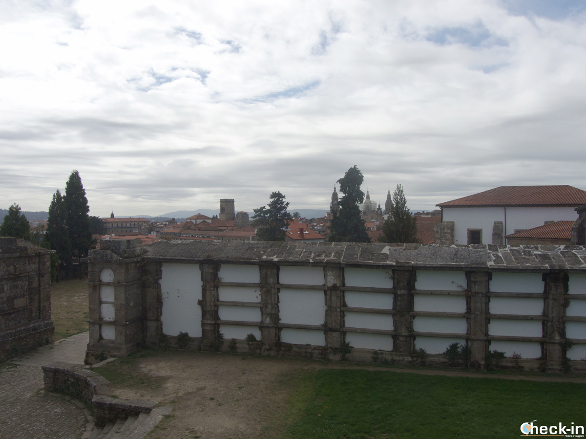 L'antico cimitero all'interno del Parque de Bonaval e punto panoramico su Santiago