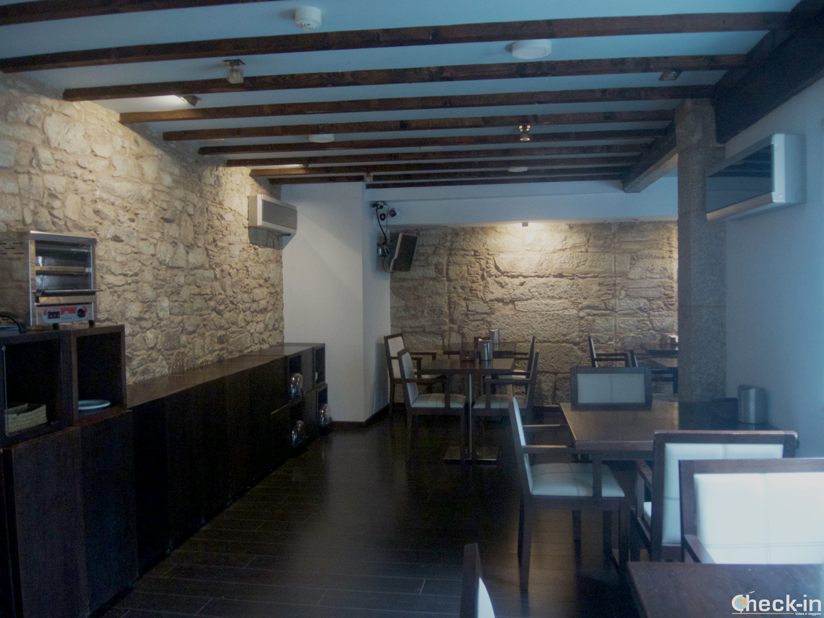 La sala della colazione dell'Hotel A Tafona do Peregrino di Santiago di Compostela