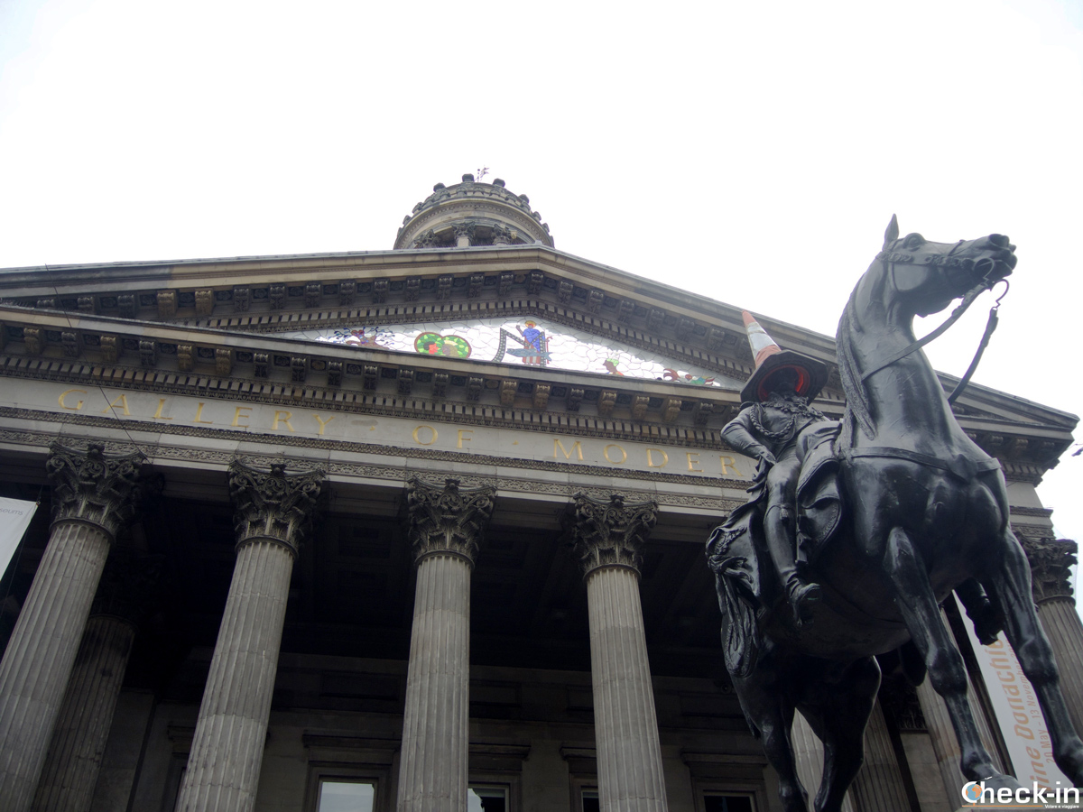 What to see in Glasgow: The Gallery of Modern Art and the statue with the cone on the head