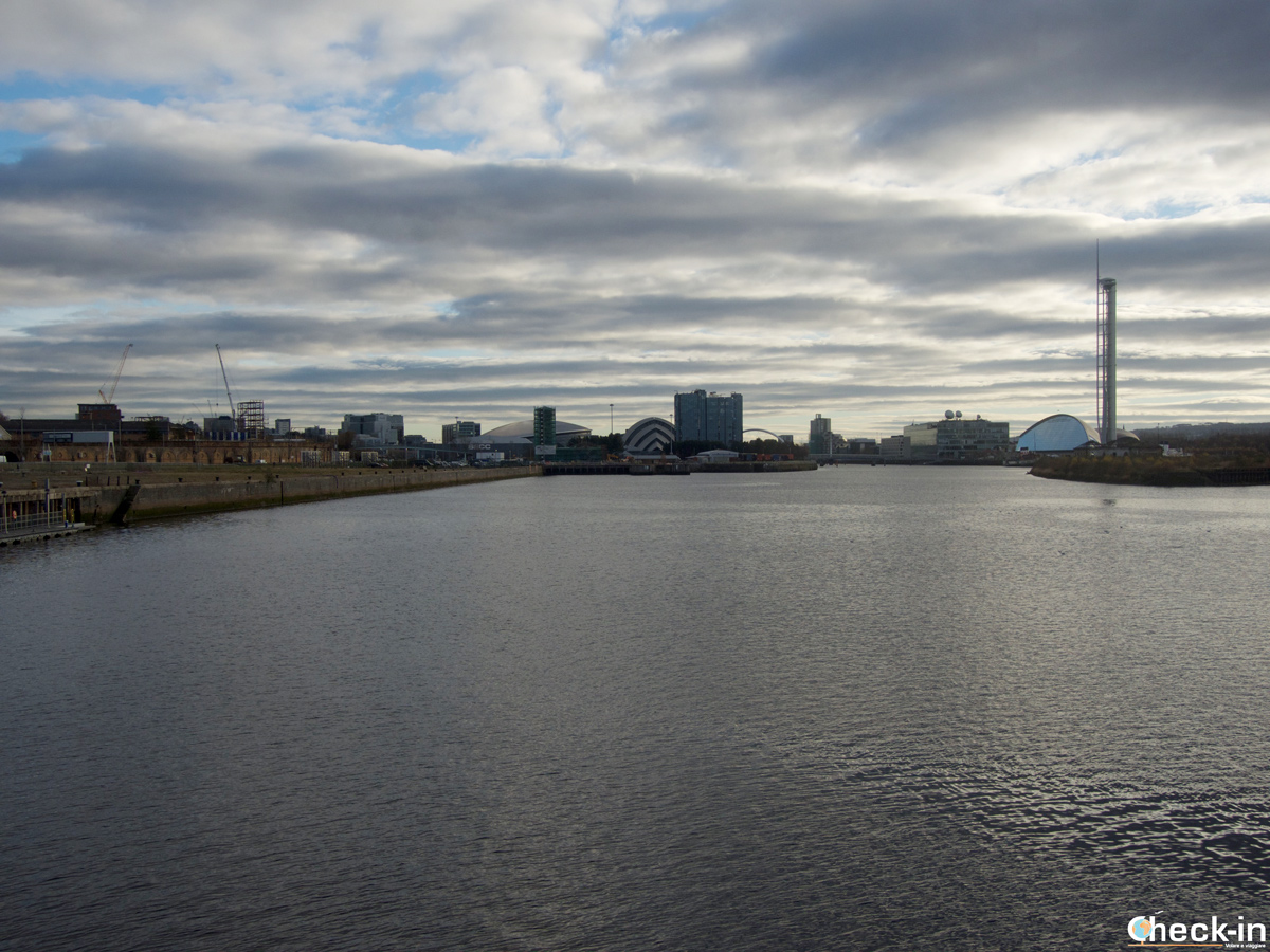 Panorama sul fiume Clyde dalla Tall Ship Glenlee nel Glasgow West End (Scozia, UK)