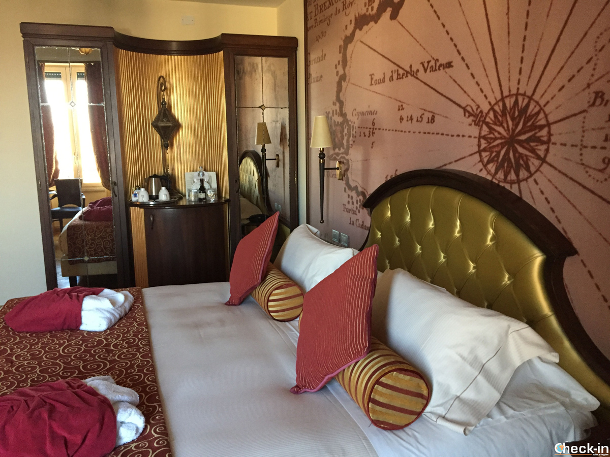 Dettagli della camera da letto del Grand Hotel Savoia di Genova