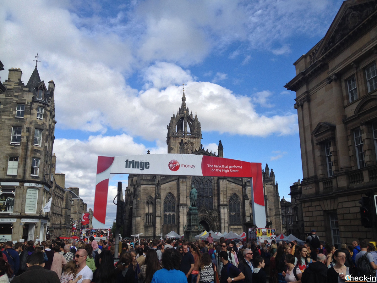 Turisti riempiono la Royal Mile di Edimburgo per il Fringe Festival