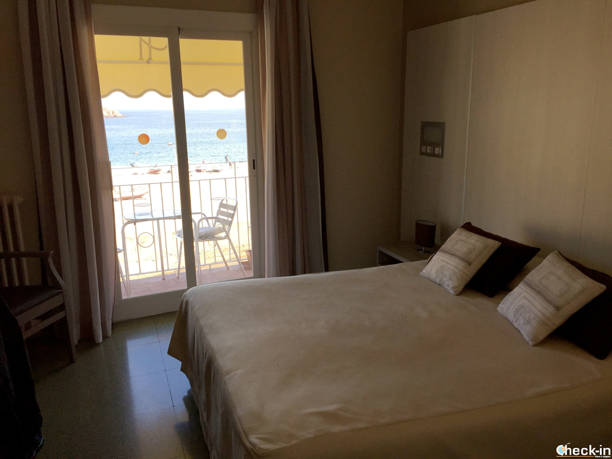 Hotel Capri di Tossa de Mar con vista sulla spiaggia urbana del borgo catalano