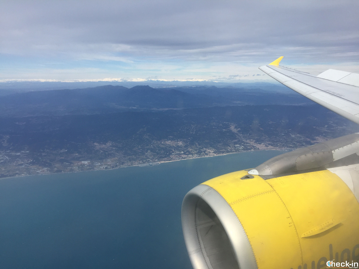 In atterraggio con Vueling all'aeroporto di Barcellona - 7 giorni al mare in Costa Brava (Spagna)