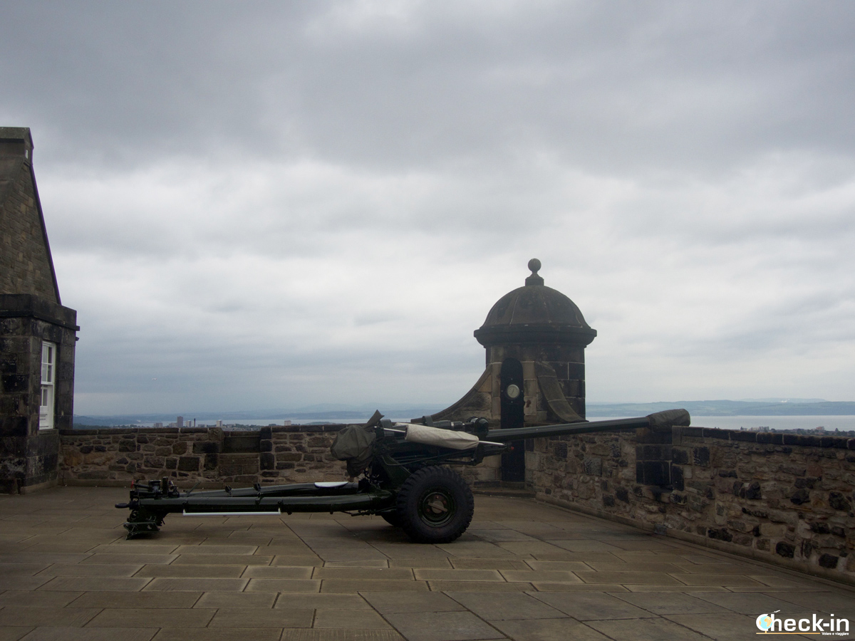 One O' Clock Gun at Edinburgh Castle, Scotland