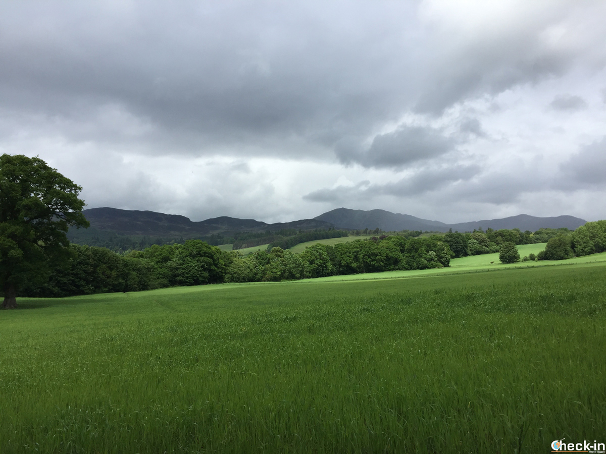 I dintorni di Pitlochry verso la distilleria Edradour nelle Highlands centrali (Scozia)