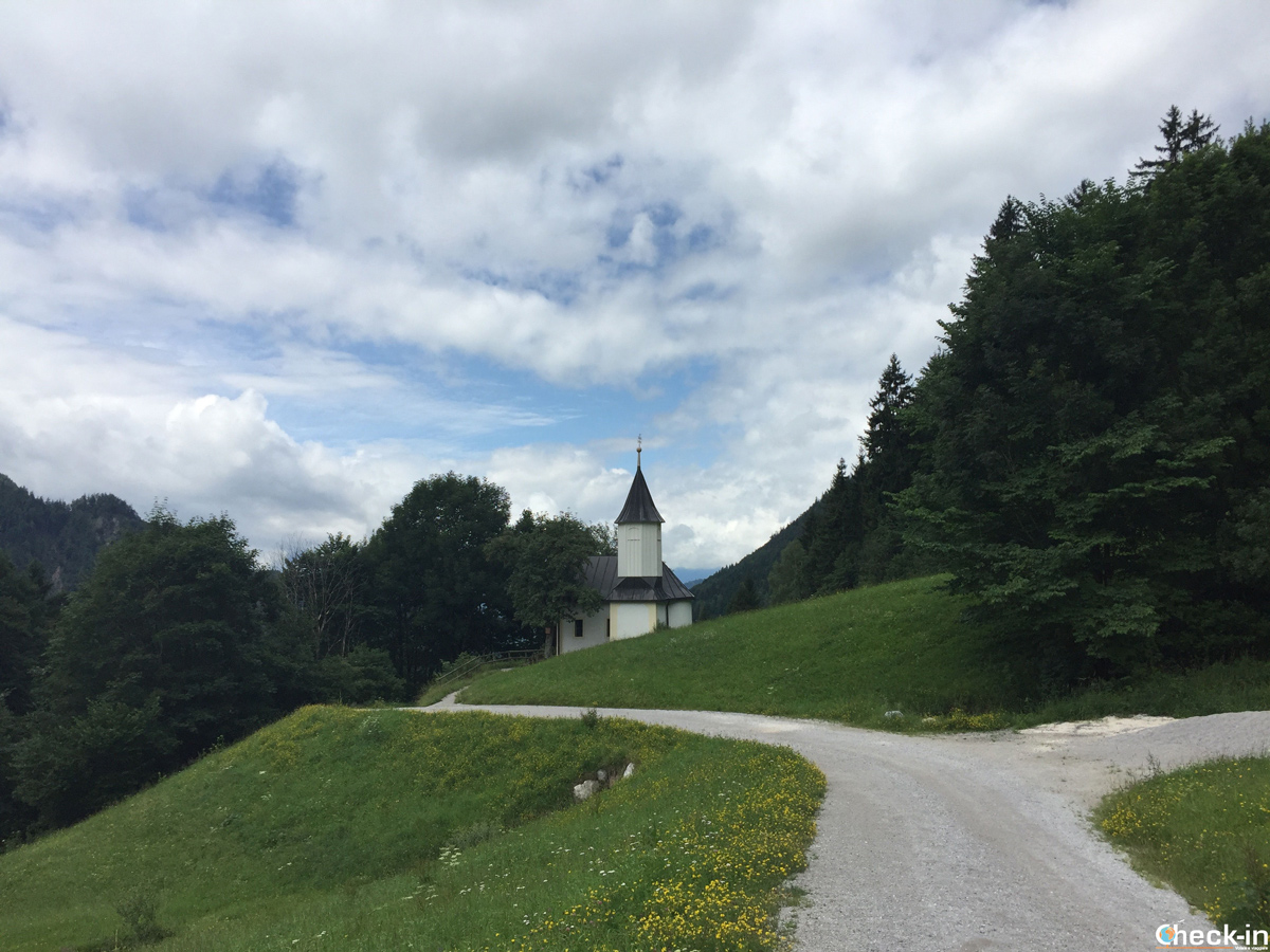 Arrivo alla Antonius Kapelle nella Kaisertal, vicino a Kufstein in Austria (Tirolo)