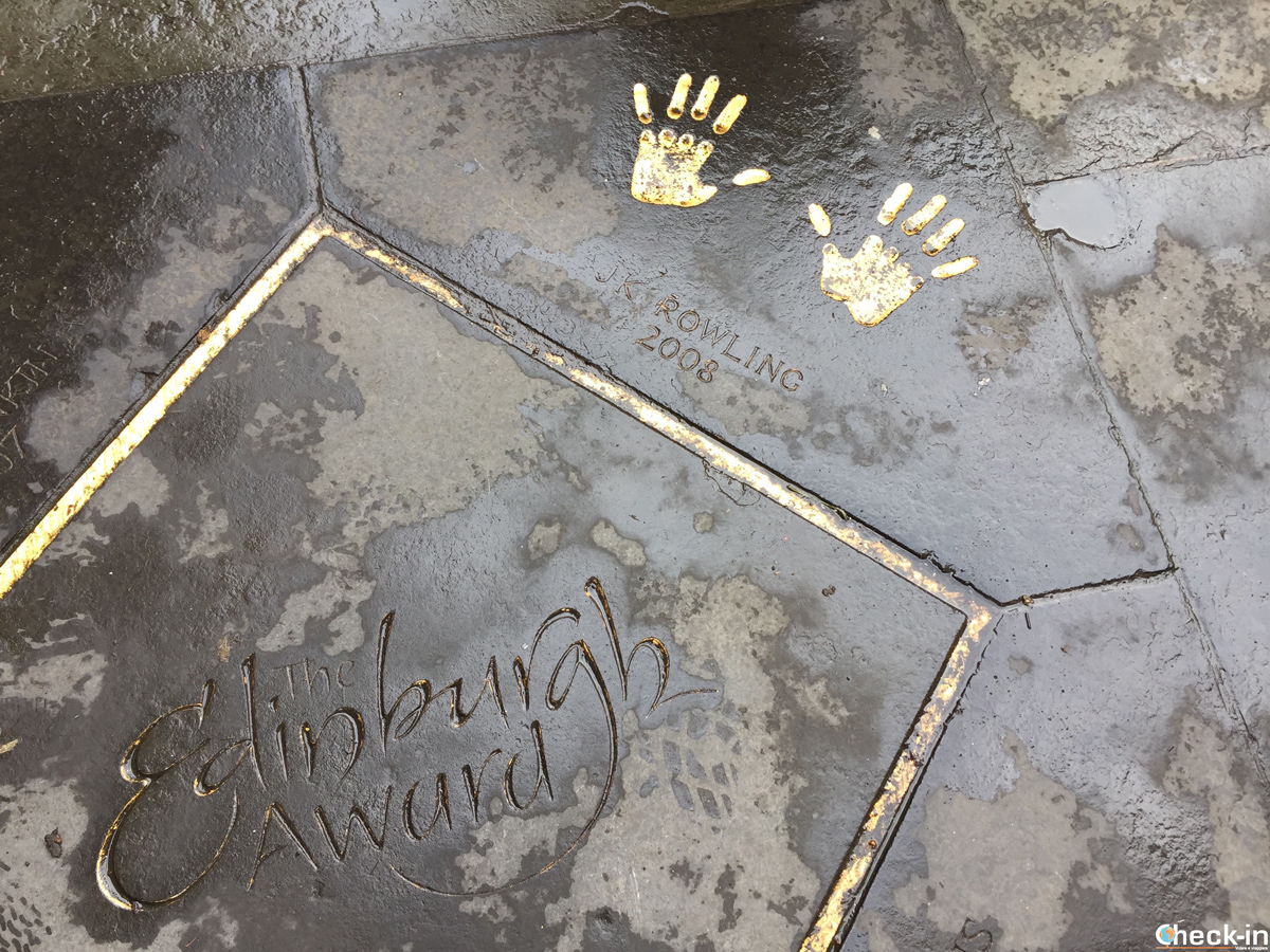La piastrella con gli Edinburgh Awards ed il calco delle mani della Rowling