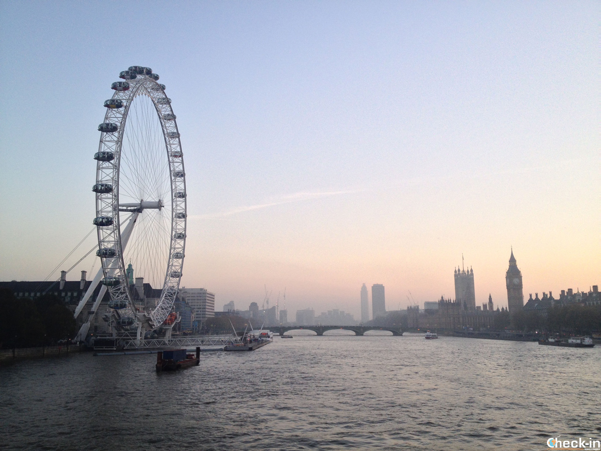 La London Eye di Londra al tramonto con il Big Ben e Westminster sullo sfondo