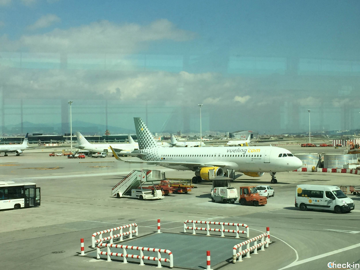 L'Airbus di Vueling parcheggiato all'aeroporto El Prat di Barcellona