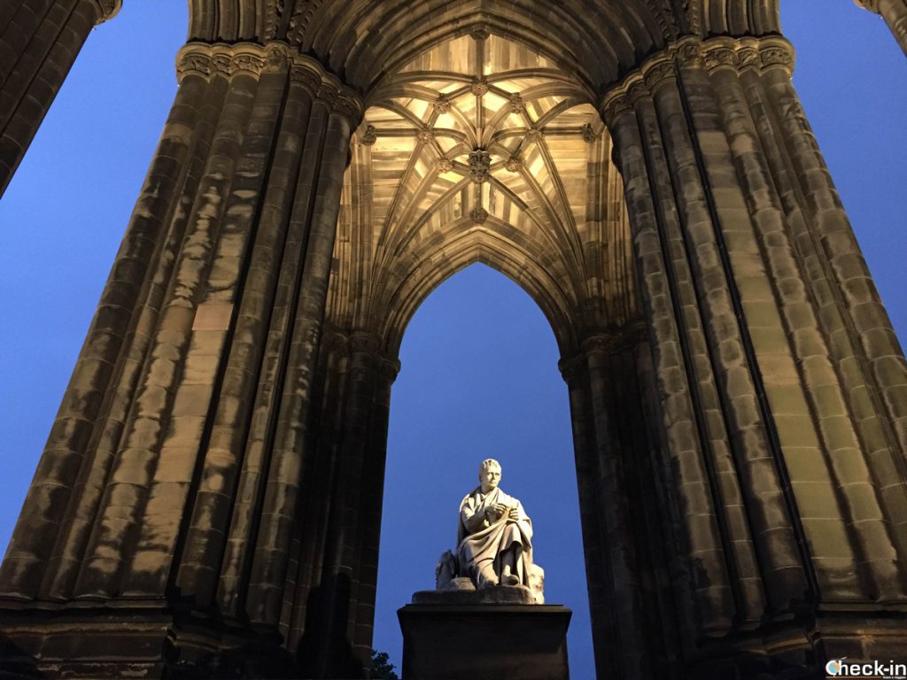 Il Walter Scott Monument a Edimburgo by night