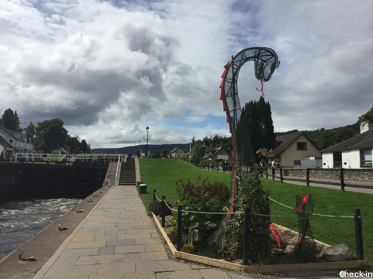 Il Caledonian Canal a Fort Augustus con statua di Nessie - Highlands, Scozia