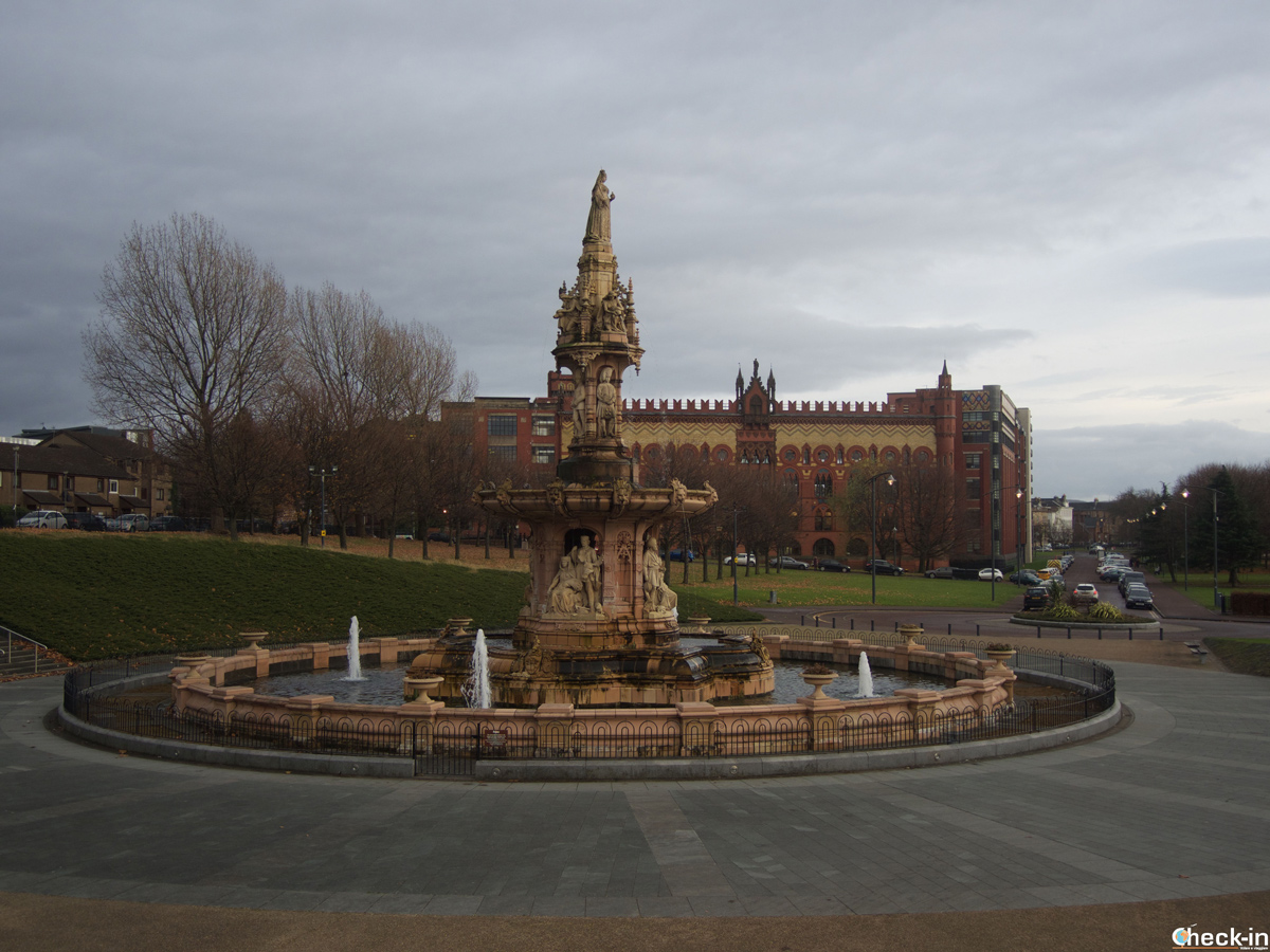 The Doulton Fountain in Glasgow Green Park - Hop-on hop-off tourist bus stop