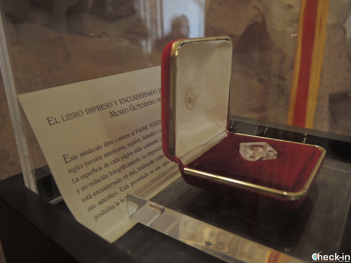 Il libro più piccolo del mondo - Real Monasterio di S. María del Puig, Spagna