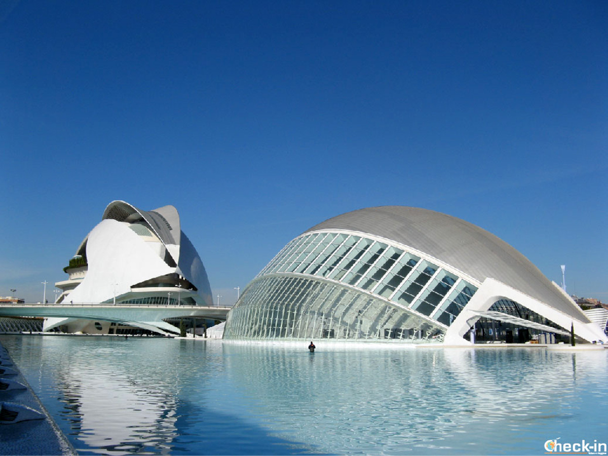 Il Palau de les Arts Reina Sofía e l'Hemisfèric della Città delle Arti e delle Scienze di Valencia (Spagna)