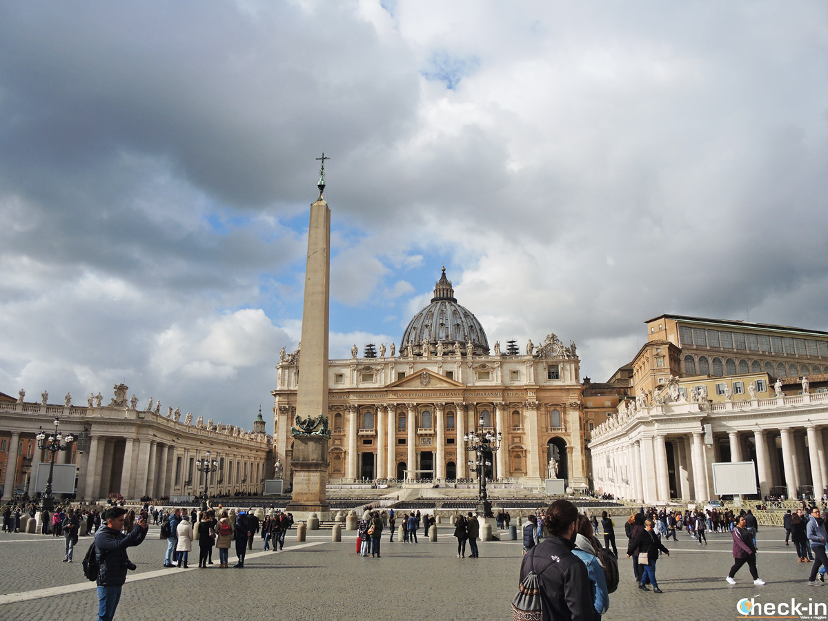 Scorcio della Basilica di San Pietro dalla piazza - Città del Vaticano, Roma