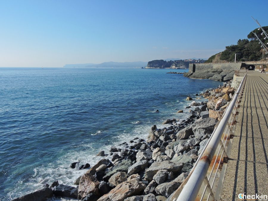 Passeggiata lungomare tra Varazze e Celle ligure sul percorso della ex ferrovia Genova-Ventimiglia