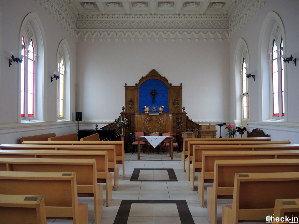 L'interno della St Andrew's Church of Scotland a Roma