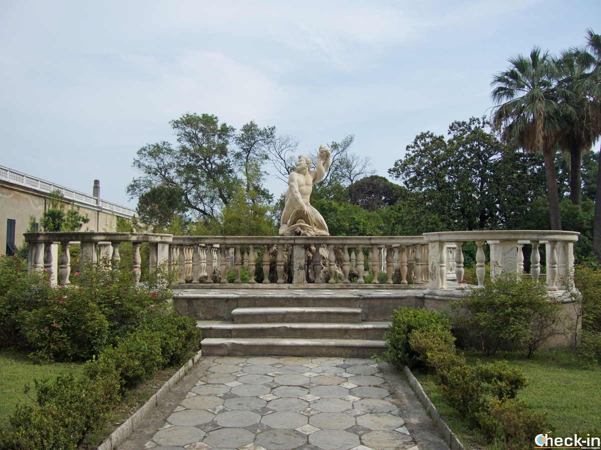 Fontana dei delfini nel giardino di Villa del Principe a Genova