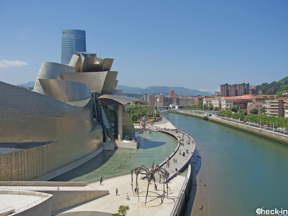 El famoso Museo Guggenheim en Bilbao - España