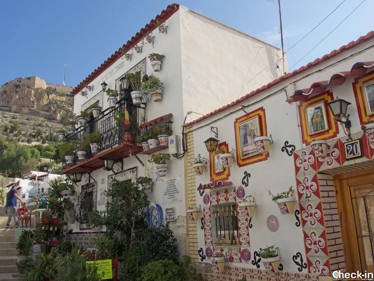 La casa con più fiori di Alicante, nel barrio Santa Cruz (Spagna meridionale)