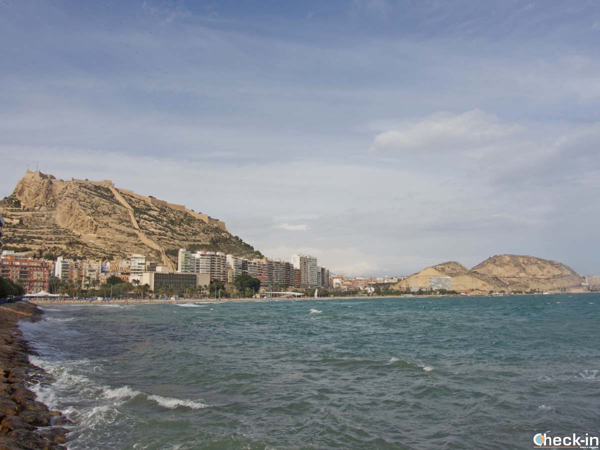 Panorama del lungomare, della spiaggia di Alicante e del Castello di S. Barbara - Costa Blanca, Spagna
