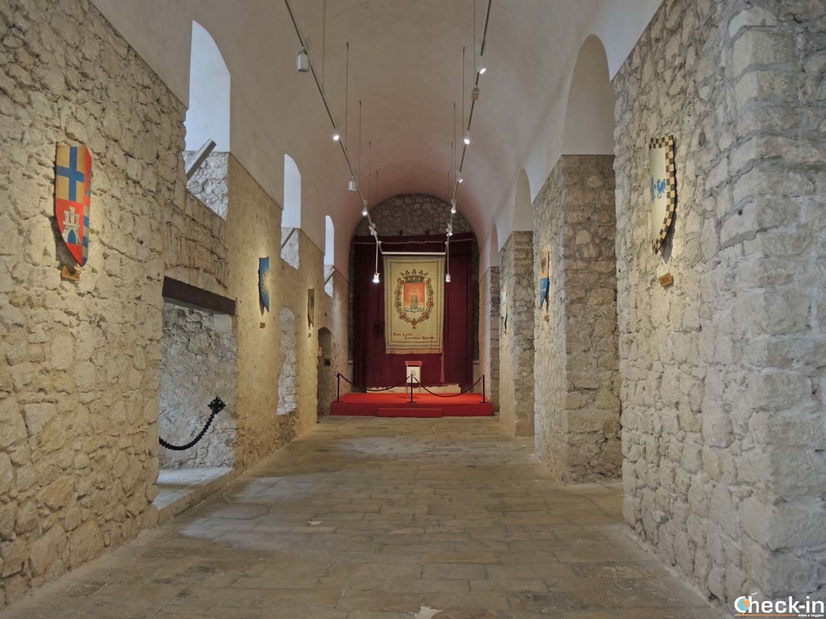 La sala degli scudi nel Castello di S. Barbara - Alicante, Spagna meridionale