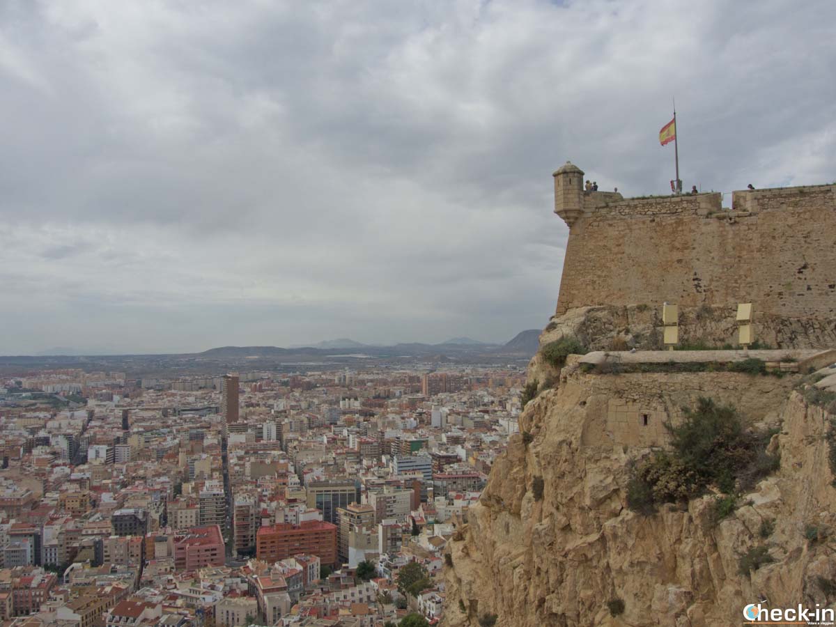 Panorama di Alicante dalle mura del Castello di S. Barbara (Spagna)