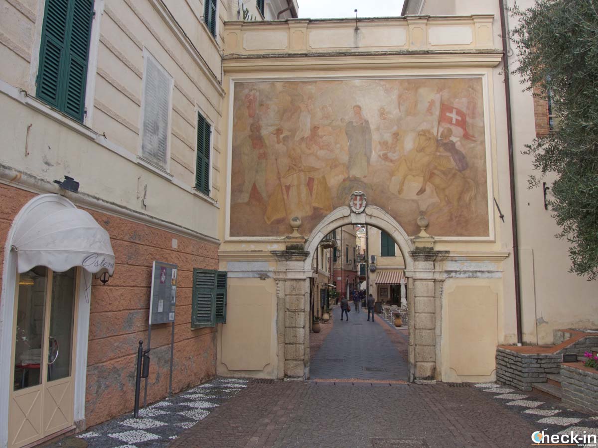 Cosa vedere a Noli: la Porta di Piazza | Escursione in provincia di Savona, nella Liguria di ponente