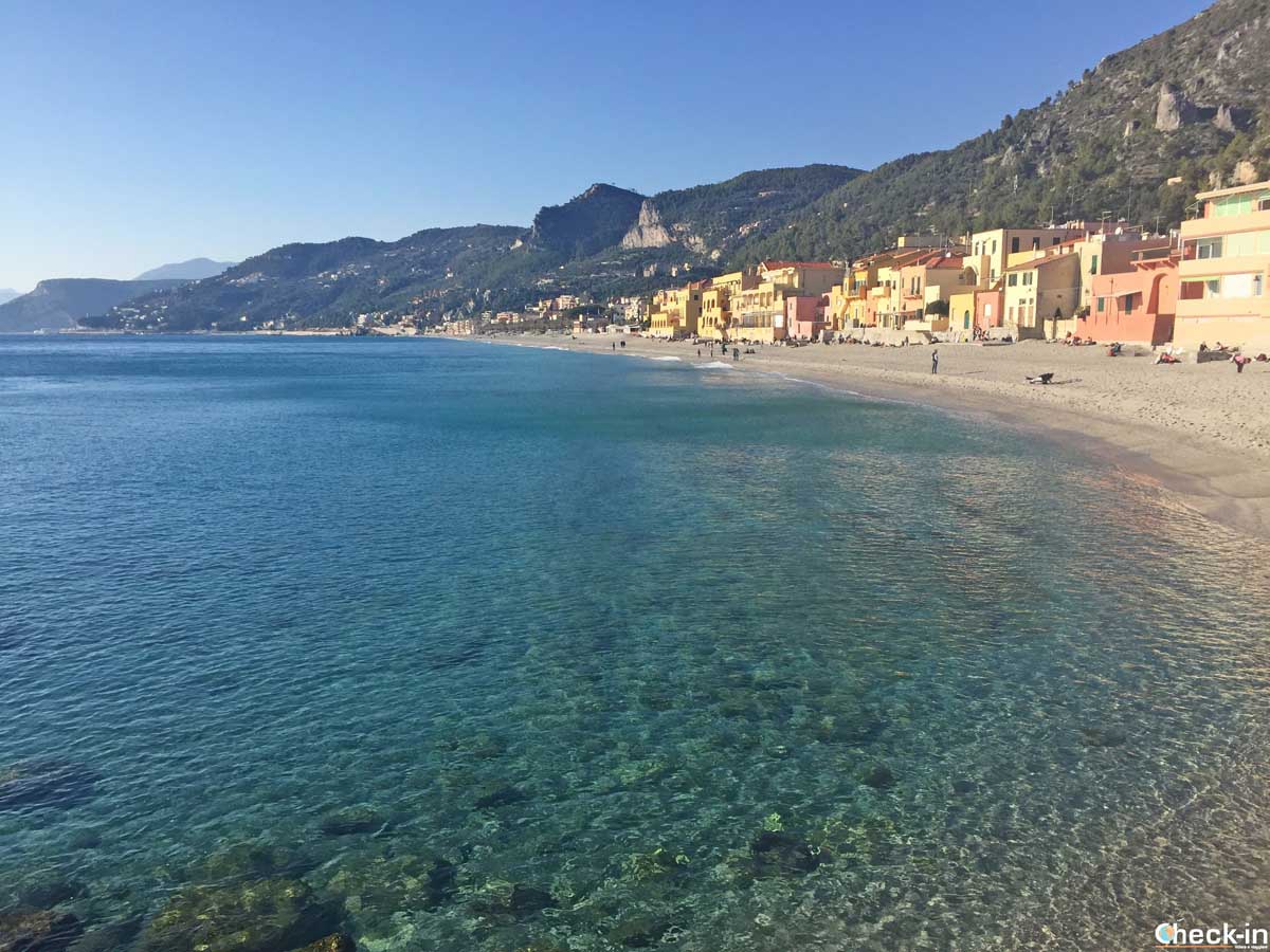 La spiaggia di Varigotti e l'acqua trasparente - Mare di Liguria più bello