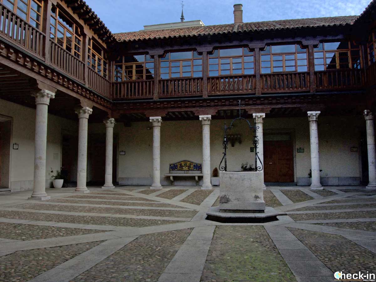 Patio de Palacio de Pimentel en Valladolid (España)
