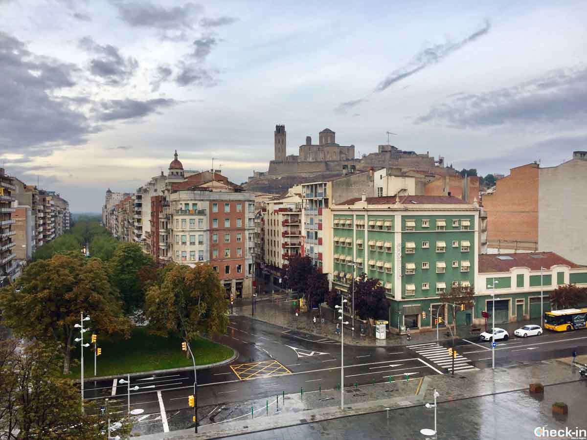 Scorcio panoramico su Lleida dalla stazione ferroviaria