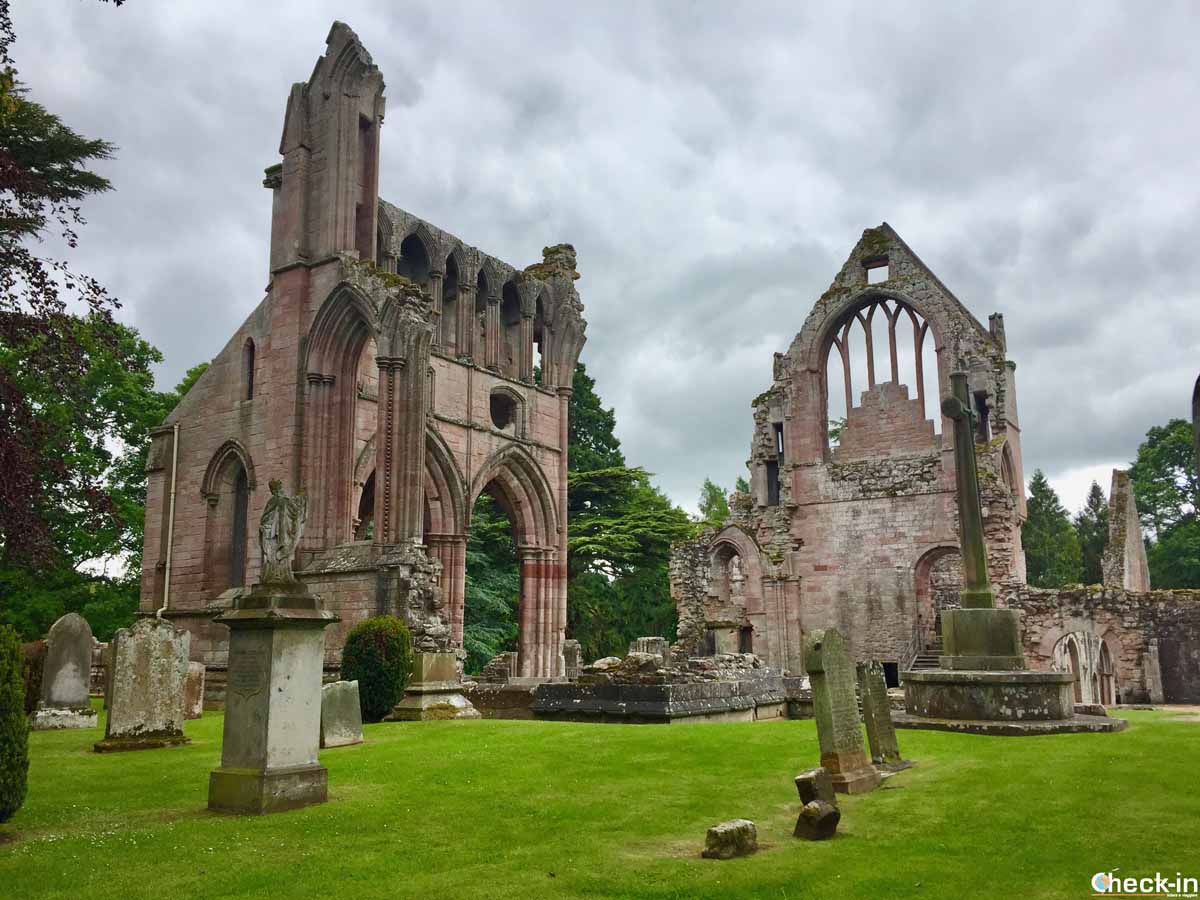 5 places to see in the Scottish Borders - Dryburgh Abbey