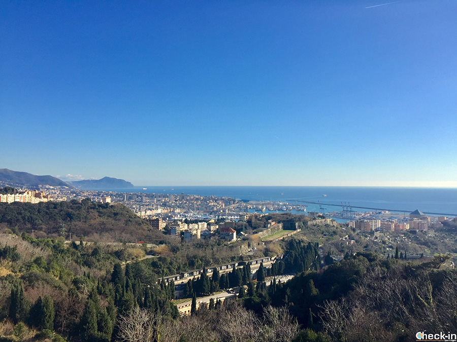 Vista panoramica a 180° su Genova dal Forte Tenaglia
