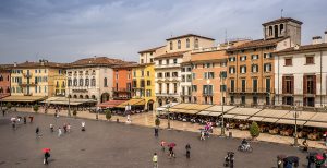 Edifici storici su Piazza Bra, vicino all'Arena di Verona