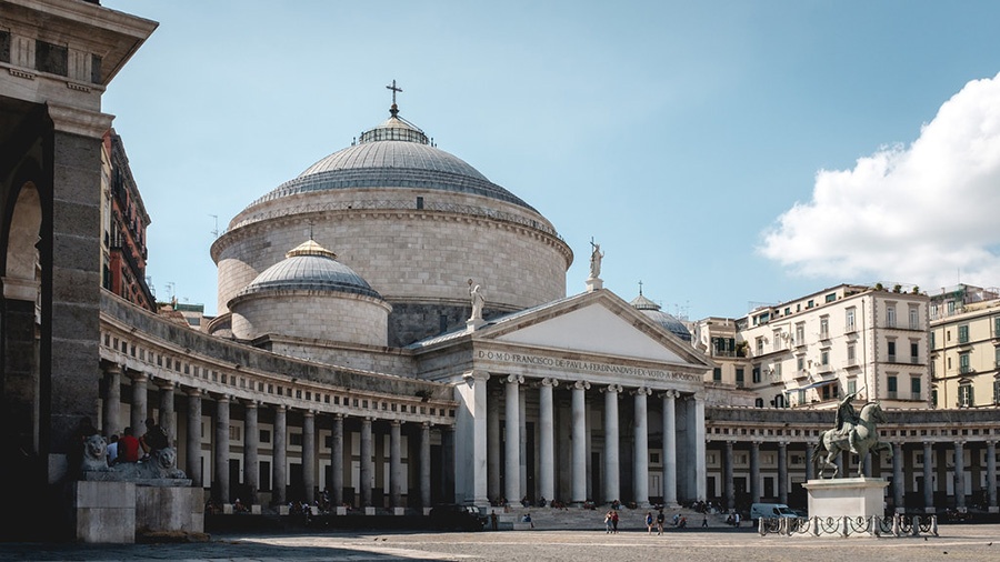 Luoghi imperdibili a Napoli: Piazza del Plebiscito