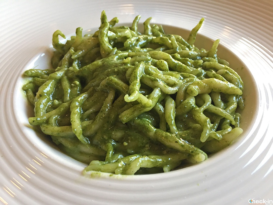 What to eat in Genoa: trofie al pesto