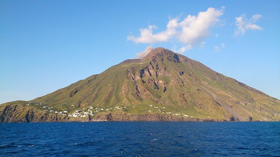Dove vedere vulcani attivi nel mondo: Stromboli, Isole Eolie (Italia)